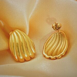 Elegant Gold Shell Earrings